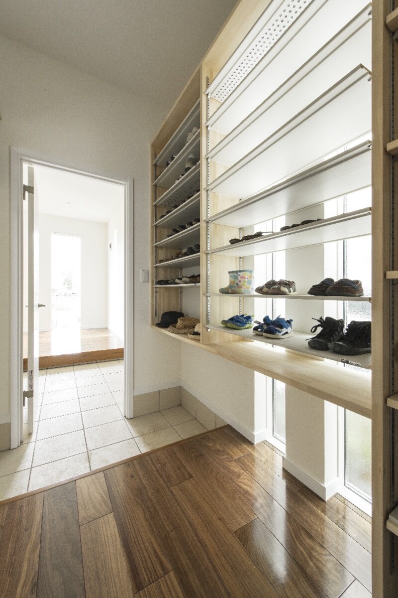 かさばる靴をスマートに収納するコツ 今すぐ実践できる玄関収納のアイデア10選 Limia リミア