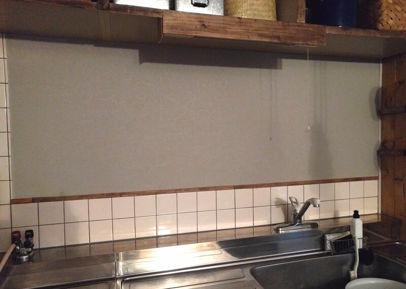 キッチンを改造 貼り直しできる のりなしタイプの壁紙を貼る方法 Limia リミア