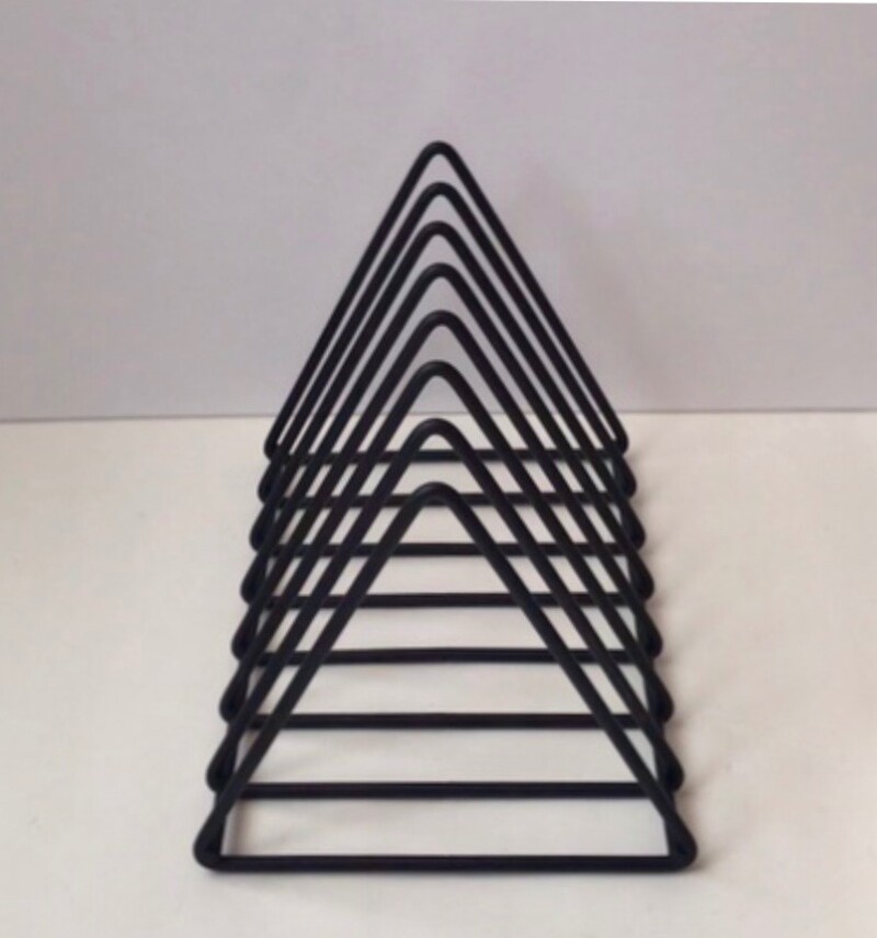 お皿立てにもなる ダイソーの ブックスタンド 三角形 で見せる収納 Loveプチプラ