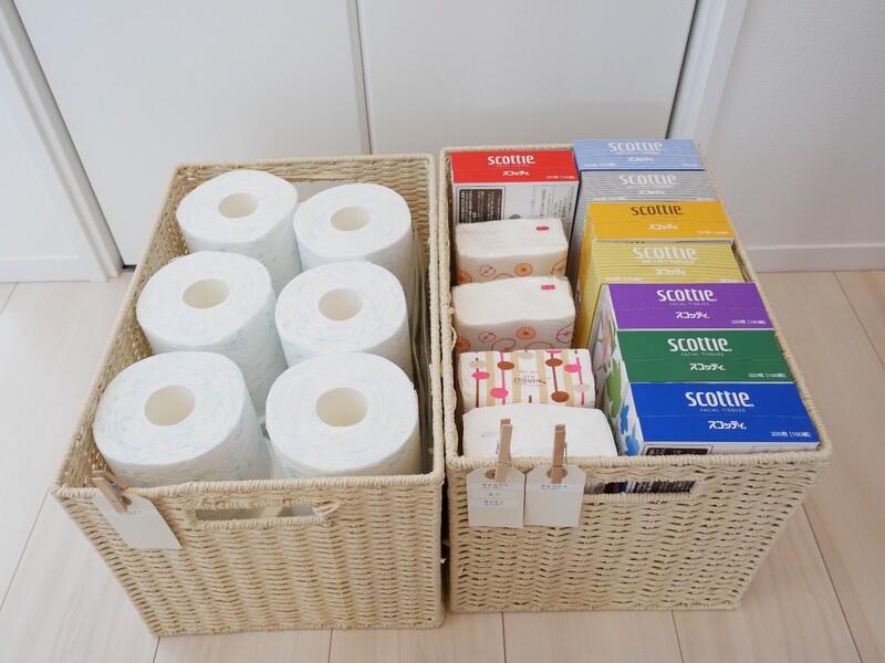トイレ収納 ペーパー 掃除用具 サニタリー用品の収納アイデア12選 100均商品やdiyも Limia リミア
