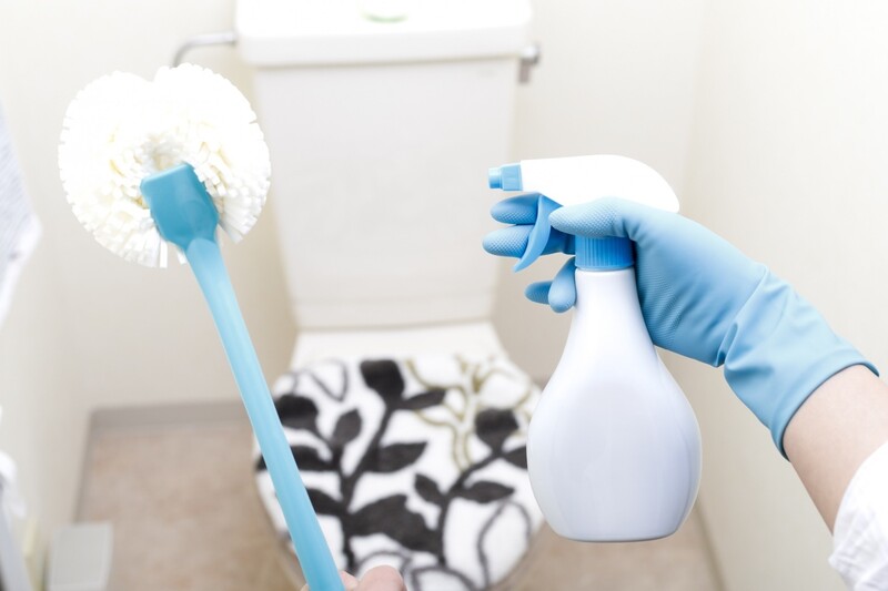 トイレの臭いを消す方法｜臭いの原因・掃除方法・予防法も紹介｜LIMIA (リミア)