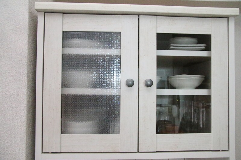 食器棚やガラス窓の目隠しに最適 キラキラガラスフィルムをdiyで貼ってみた Limia リミア