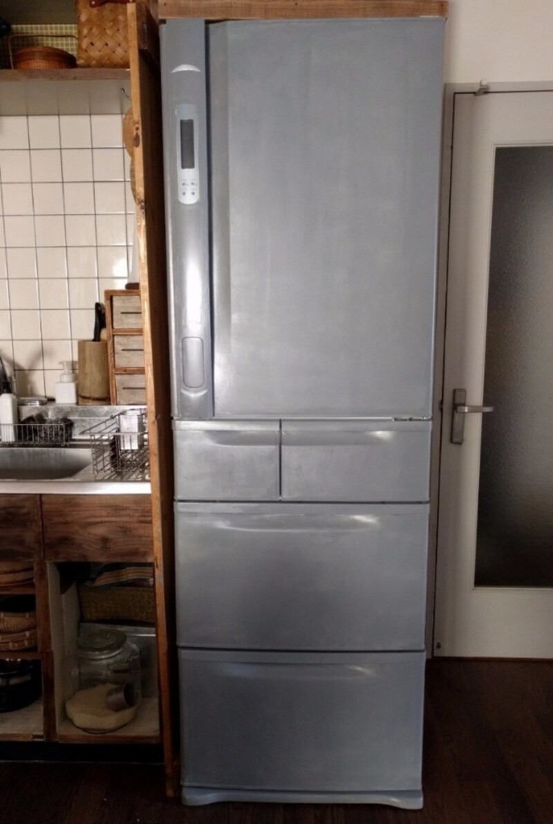 Diy 冷蔵庫をリメイクして生活感のないオシャレなキッチンに 簡単おすすめアイデアをご紹介 Limia リミア
