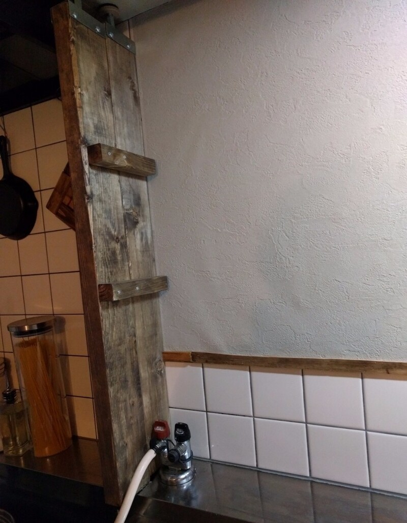 キッチンを改造 貼り直しできる のりなしタイプの壁紙を貼る方法 Limia リミア
