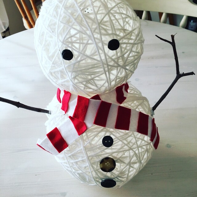 100均diyで手作りイルミネーション飾り スノーマンライトの作り方 大きなコットンボールの雪だるまでクリスマス飾り Limia リミア