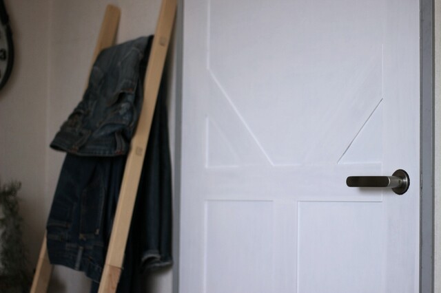 Diy 壁紙でドアを簡単リメイク 本格的なものからプチプラ 賃貸用まで事例を紹介 Limia リミア