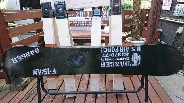 使わなくなったスノーボードを折り畳み式のベンチに簡単リメイク Limia リミア