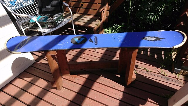 使わなくなったスノーボードを折り畳み式のベンチに簡単リメイク 