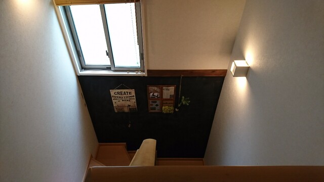 我が家の最大のデッドスペース 階段の壁を有効活用 ディアウォールでディスプレイを楽しめる収納棚をdiy Limia リミア