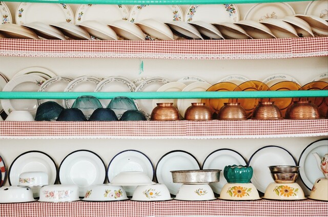 食器棚の収納を100均アイテムで見直し お皿とグラスの入れ方例 Limia リミア