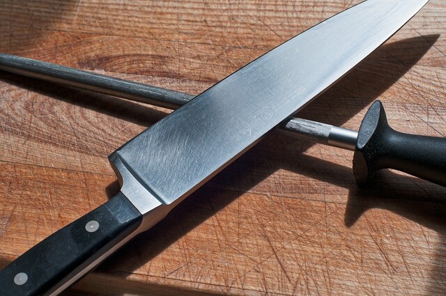 ナイフの研ぎ方を知ろう シャープナーや砥石を使った手入れの方法 Limia リミア