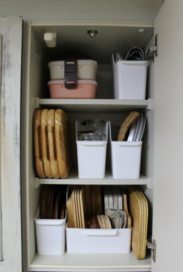 セリアの ラッセバスケット でキッチン吊戸棚を使いやすくシンプルに見せ収納 Limia リミア