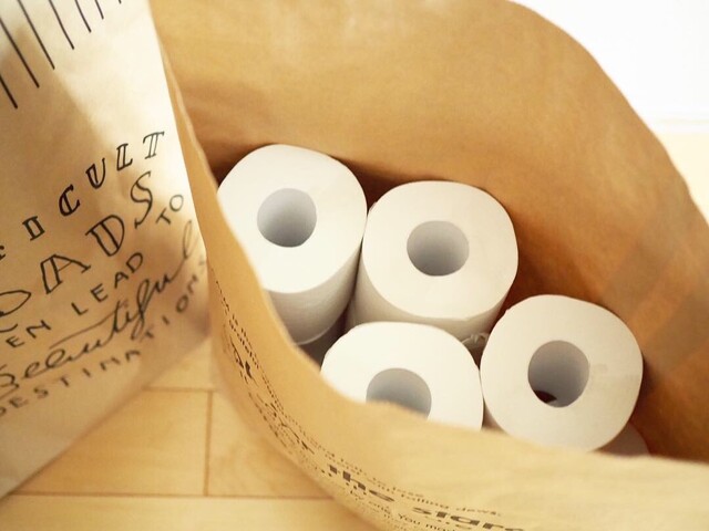 トイレ収納 かさばるトイレットペーパーのストックは 100均大型紙袋でおしゃれに収納 Limia リミア