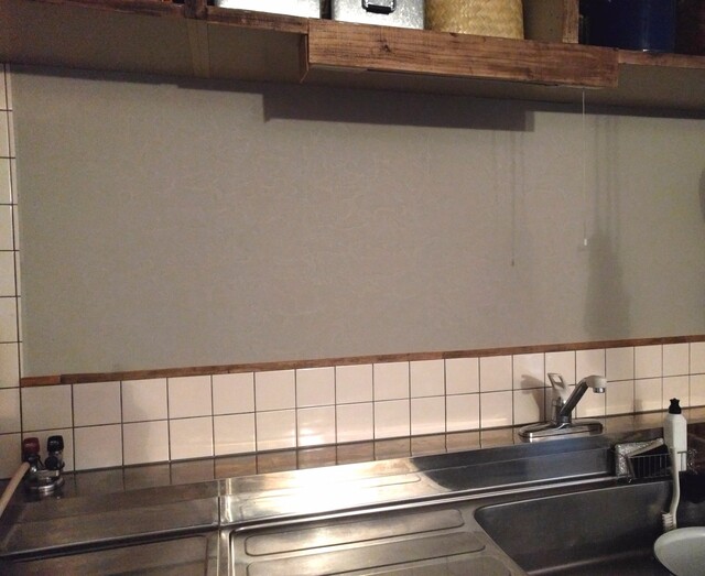 キッチンを改造 貼り直しできる のりなしタイプの壁紙を貼る方法