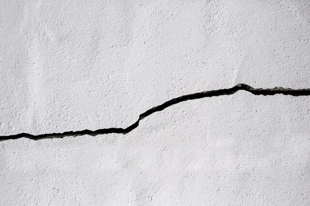 外壁のひび割れは家が歪んでいるサイン 考えられる原因と見極め方を紹介 Limia リミア