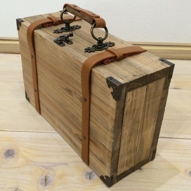 100均素材で木箱リメイク。木製トランクケースの作り方。｜LIMIA (リミア)