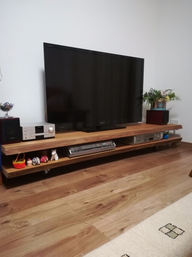 シンプルなテレビ台