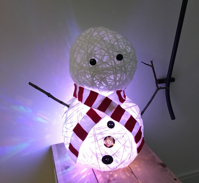 100均diyで手作りイルミネーション飾り スノーマンライトの作り方 大きなコットンボールの雪だるまでクリスマス飾り Limia リミア