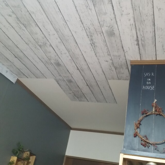 Diy 賃貸の天井を貼ってはがせる壁紙で模様替え Limia リミア