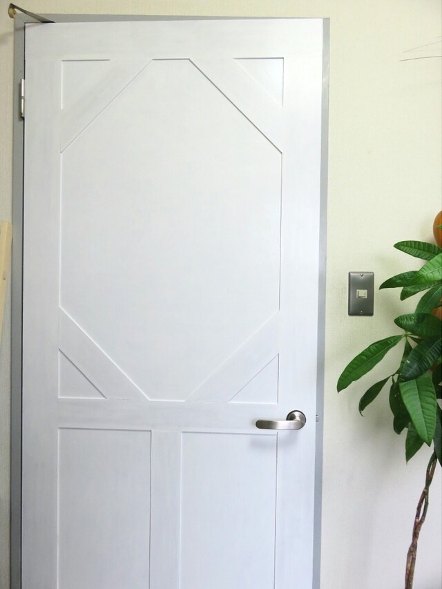 Diy 壁紙でドアを簡単リメイク 本格的なものからプチプラ 賃貸用まで事例を紹介 Limia リミア