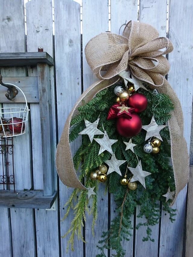 クリスマス 枝を束ねて飾るだけ 意外と簡単 クリスマスのスワッグ作り Limia リミア