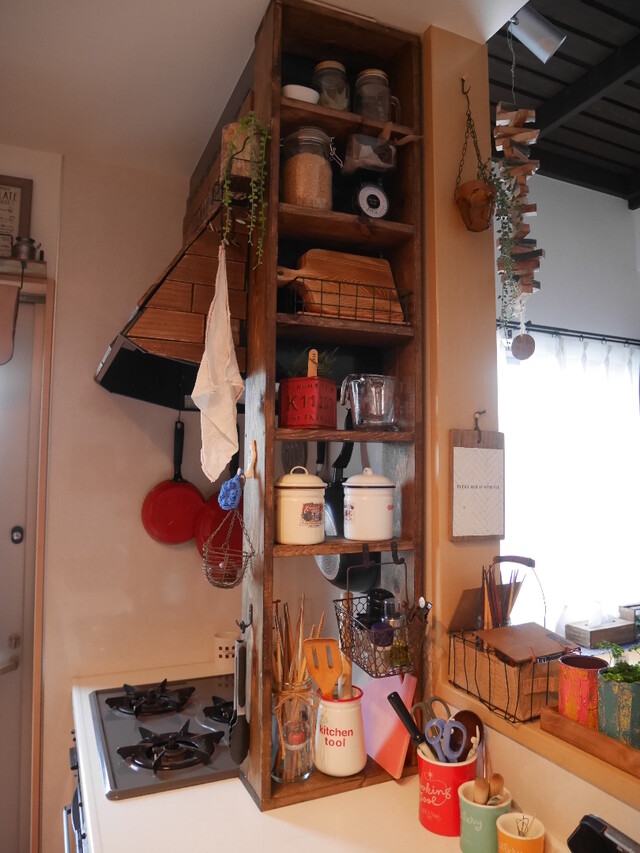 キッチンの収納を見直しながら自分好みにdiy レンジの上もおしゃれな収納に活用 Limia リミア