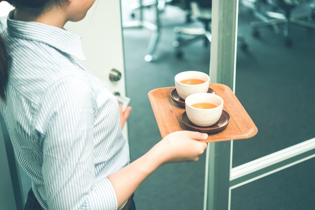 新入社員必見 お茶の出し方マナー 正しい淹れ方やお菓子のポイントについてもご紹介 Limia リミア