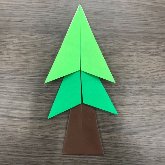 簡単にできる 折り紙を使ったクリスマスツリーの作り方を紹介