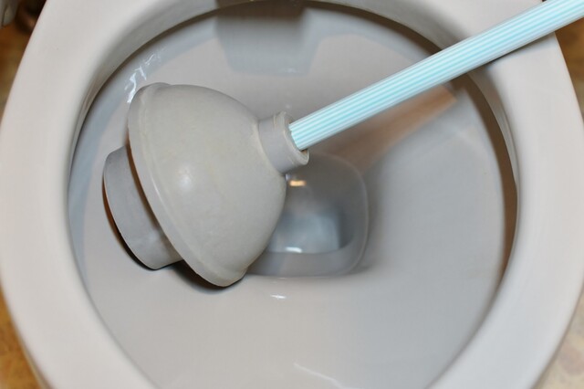 トイレのつまりは 道具なし でも直せる 簡単な解消方法とは Limia リミア