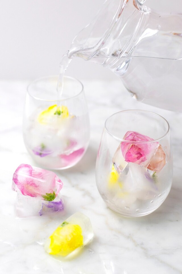 お花入りの可愛い氷 エディブルフラワーアイスキューブ の作り方 Limia リミア