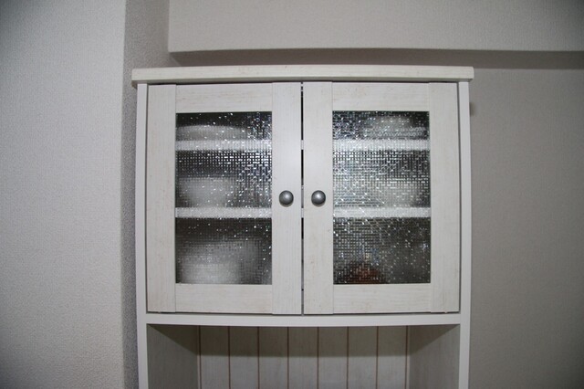 食器棚やガラス窓の目隠しに最適 キラキラガラスフィルムをdiyで貼ってみた Limia リミア