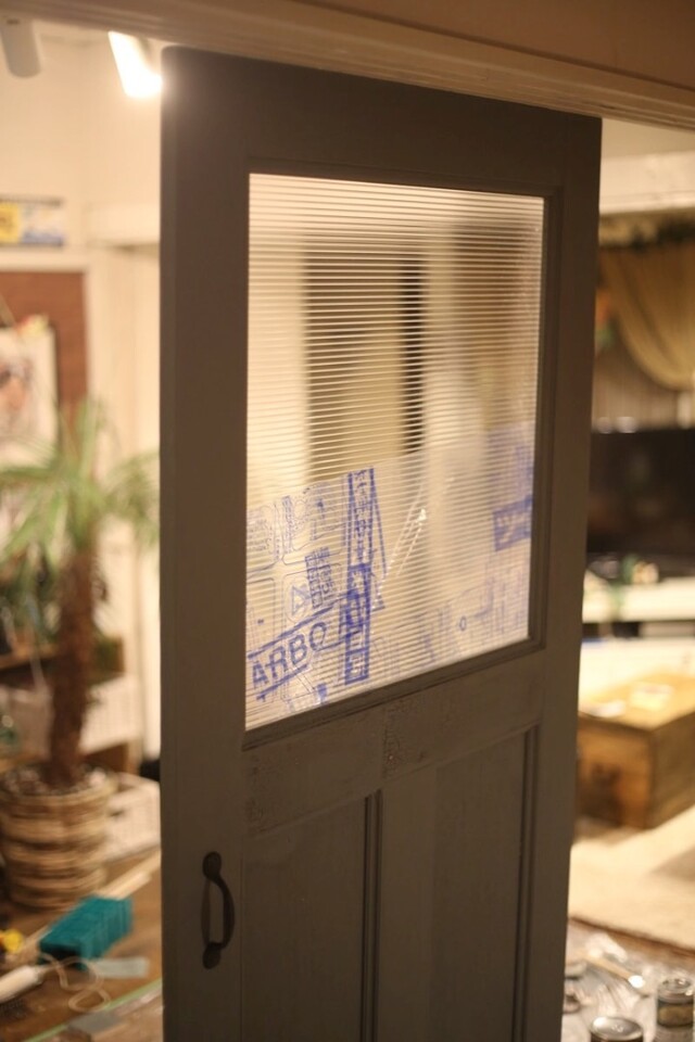 室内ドアをdiy 意外と簡単 おしゃれなアンティーク調ドアの作り方 Limia リミア