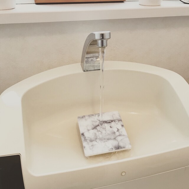 キャンドゥのタイルでタンク付きトイレの洗面ボウルをワンランクアップ Limia リミア