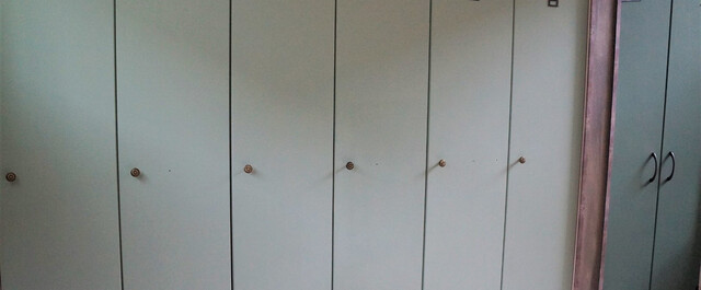 Diy クローゼット扉をペイントと装飾でロッカー風にリメイク Limia リミア