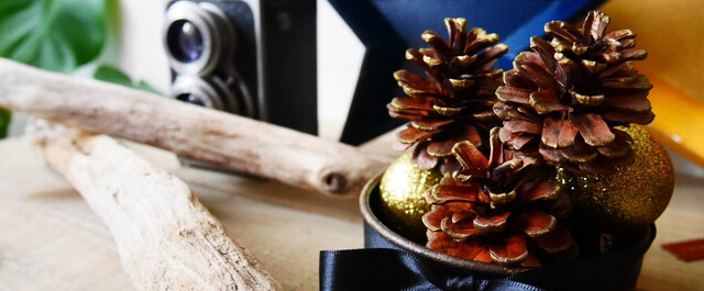 松ぼっくりを使ってクリスマス飾りをハンドメイド トレンドは ナチュラル と シック Limia リミア