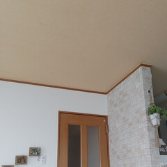 おうち時間利用/イメージチェンジ/サンゲツ/クロス/天井/リビング/... 壁紙張り替えたら天井との差が…
なので、…(1枚目)