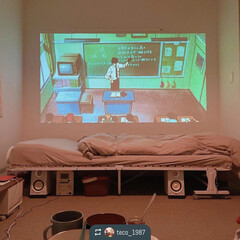 プロジェクター 小型 家庭用 天井 壁 Bluetooth WiFi スマホ 映画 ミニ ポータブル 軽量 モバイルプロジェクター iPhone 小型 ミニプロジェクター 三脚 | UENO-mono(プロジェクター本体)を使ったクチコミ「ご飯食べながら
壁でアニメ。
幸せな時間…」(1枚目)