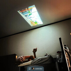 プロジェクター 小型 家庭用 天井 壁 Bluetooth WiFi スマホ 映画 ミニ ポータブル 軽量 モバイルプロジェクター iPhone 小型 ミニプロジェクター 三脚 | UENO-mono(プロジェクター本体)を使ったクチコミ「天井でまったりアニメ。」(2枚目)