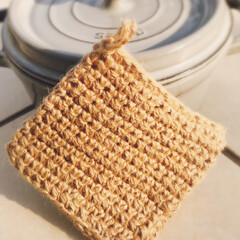 麻紐/鍋敷き/編み物/ハンドメイド/キッチン雑貨/雑貨 麻紐の鍋敷き

二重で編んでいるので、熱…(2枚目)