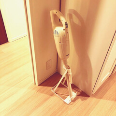 YAMAZAKI/山崎実業 スティッククリーナースタンド ホワイト(浴室用ブラシ、スポンジ)を使ったクチコミ「きゃー！買っちゃいました、マキタの掃除機…」(2枚目)