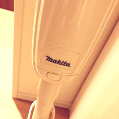 YAMAZAKI/山崎実業 スティッククリーナースタンド ホワイト(浴室用ブラシ、スポンジ)を使ったクチコミ「きゃー！買っちゃいました、マキタの掃除機…」(3枚目)