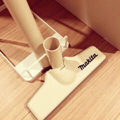 YAMAZAKI/山崎実業 スティッククリーナースタンド ホワイト(浴室用ブラシ、スポンジ)を使ったクチコミ「きゃー！買っちゃいました、マキタの掃除機…」(4枚目)