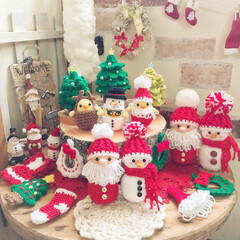 クリスマスディスプレイ/minneで販売予定です/クリスマスツリー編み編み♡/サンタさん編み編み♡/雪だるま編み編み♡/ダイソー/... 久しぶりの投稿です😉

先週末から頑張っ…(1枚目)