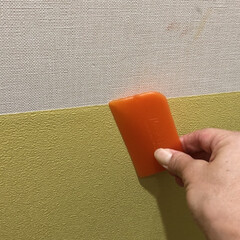 剥がせる壁紙/生活の知恵/お片付け/DIY/インテリア 汚れやすい玄関壁の足元。
剥がせる壁紙で…(4枚目)