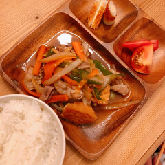 晩ご飯/夜ごはん/野菜炒め/おうちごはん/暮らし いつかの晩ご飯(❁´ω`❁)
豚バラ肉と…(1枚目)