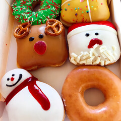 クリスピークリームドーナツ/クリスマス/フード/スイーツ ドーナッツが続きますが😓
ひと足早いです…(1枚目)