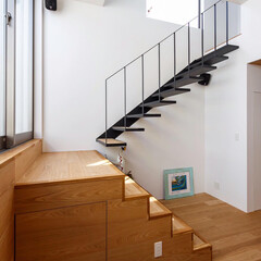 スピーカー/階段/リビング/デザイン/設計/住宅/... タモとスチールのコンビネーションの階段に…(2枚目)