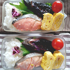 シャケ弁/おうちごはん/料理/お弁当箱/弁当記録/お弁当 お弁当記録。
焼き鮭は昨日の残り。
ナス…