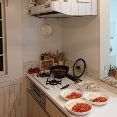 キッチン/鶏肉のトマト煮/おうち 昨日の夕飯は鶏肉とベーコンのトマト煮を作…(1枚目)