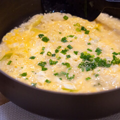 ストウブ 鍋 Staub ブレイザー ソテーパン 24cm ブラック | STAUB(両手鍋)を使ったクチコミ「鍋のシメの雑炊です。
卵でとじて青ネギを…」(1枚目)